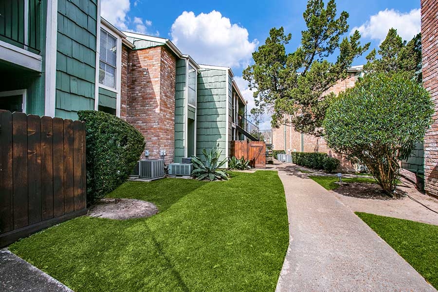 Live Oak Apartments Image 3