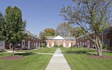 Colonial Court Apartments and Townhomes Image 2