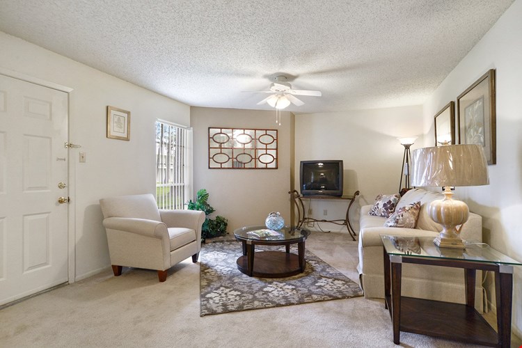 Ole London Towne Apartments Image 8