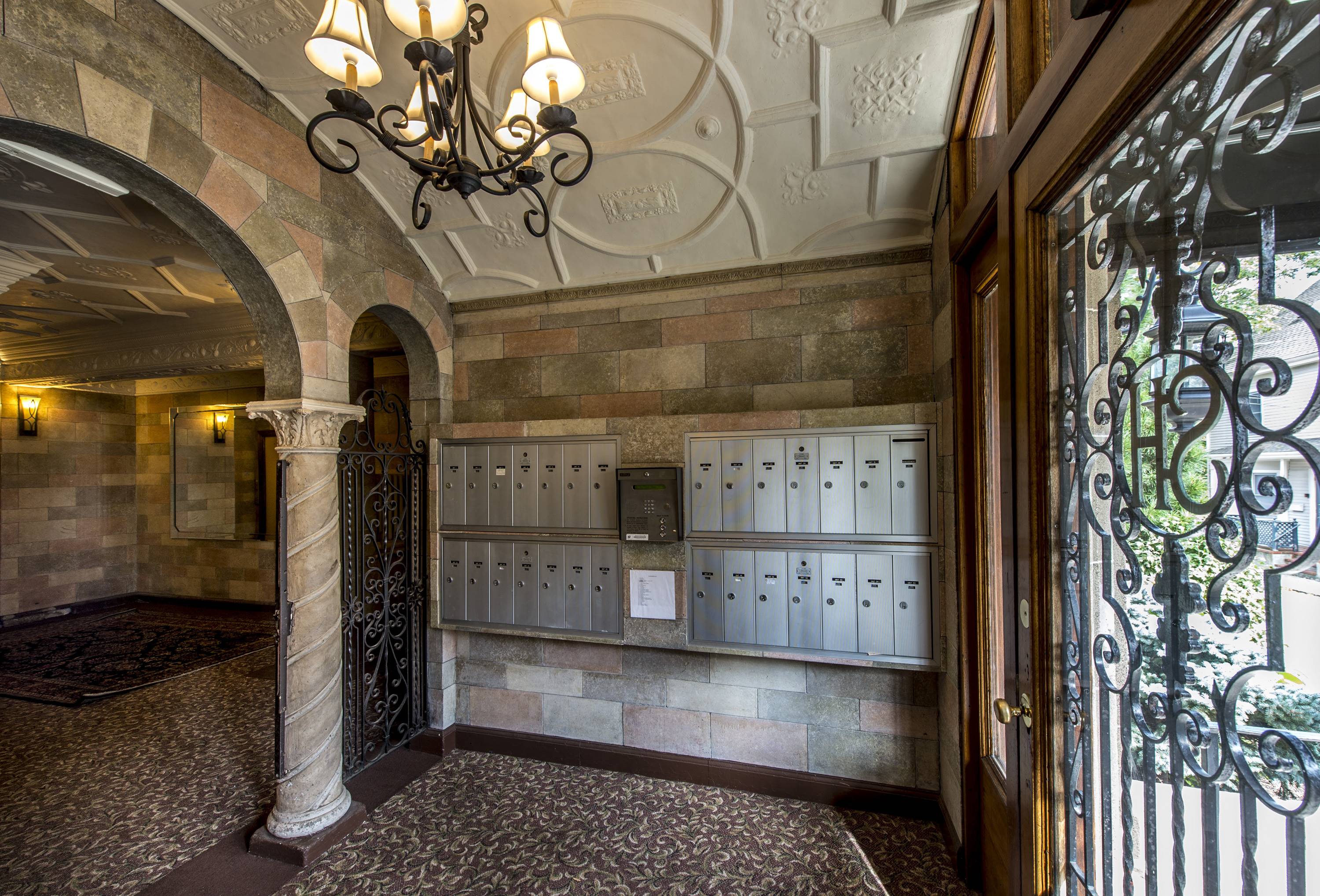 Elmwood Apartments Image 4