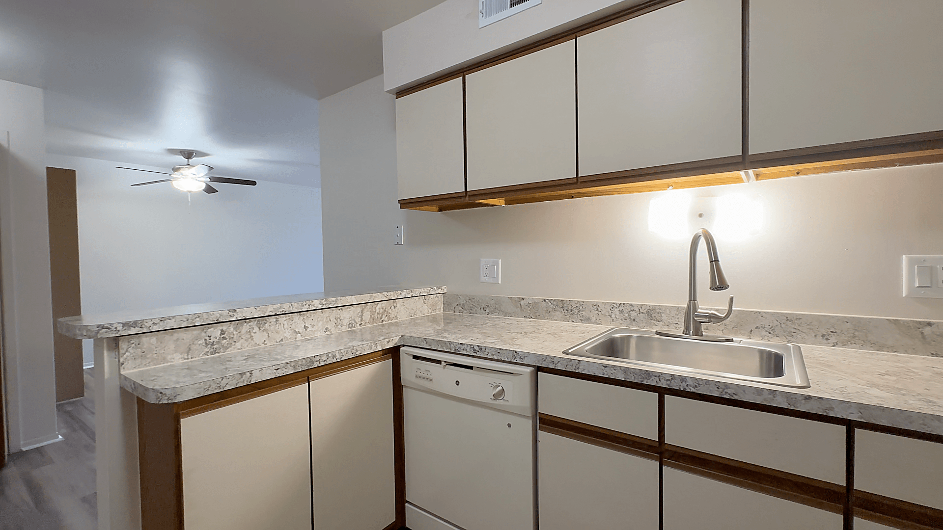 Lakeside Village Apartments Image 38