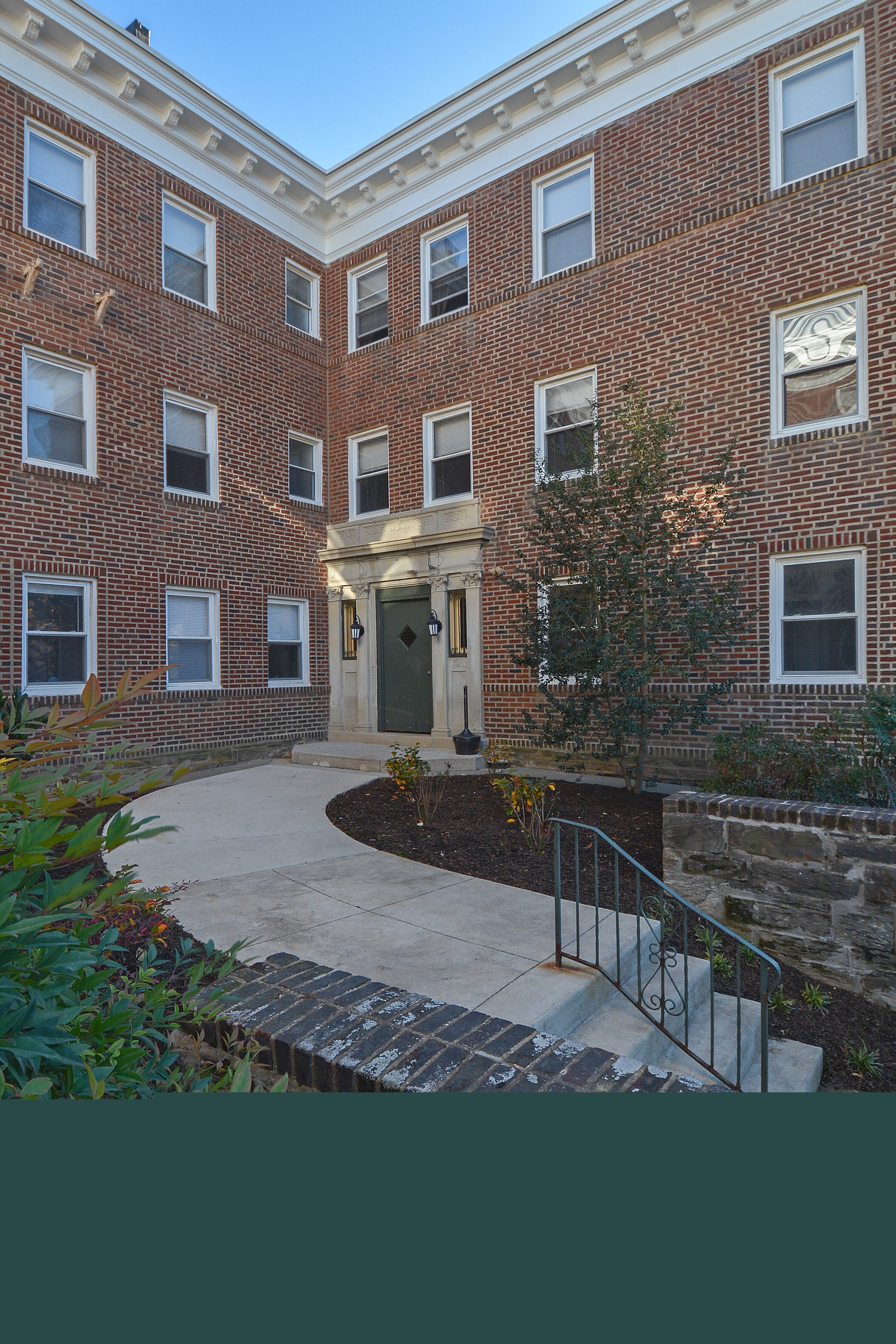 Suburban Court Apartments