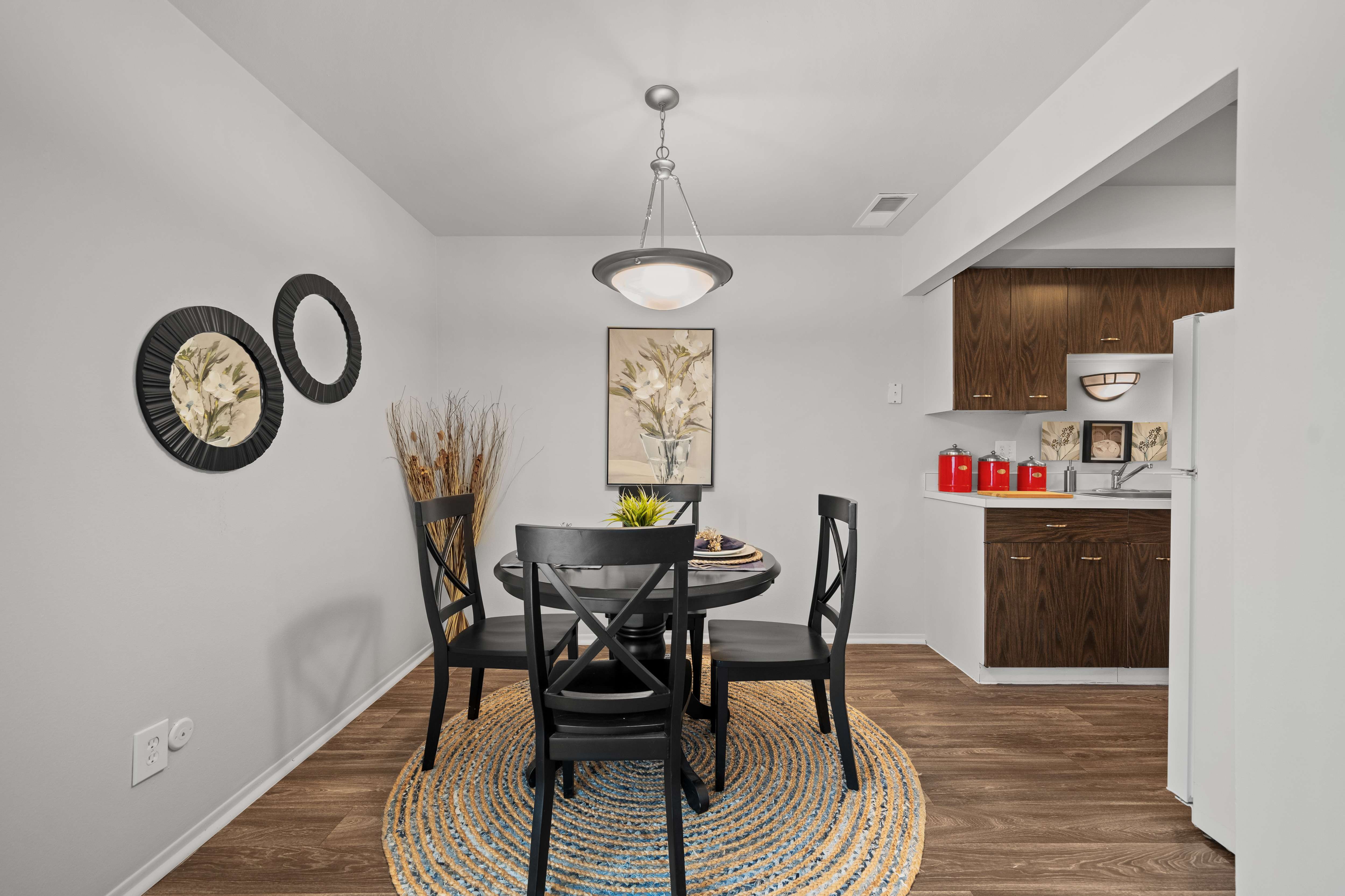 Spacious dining room area ta Knottingham Apartments in Clinton Township, MI.