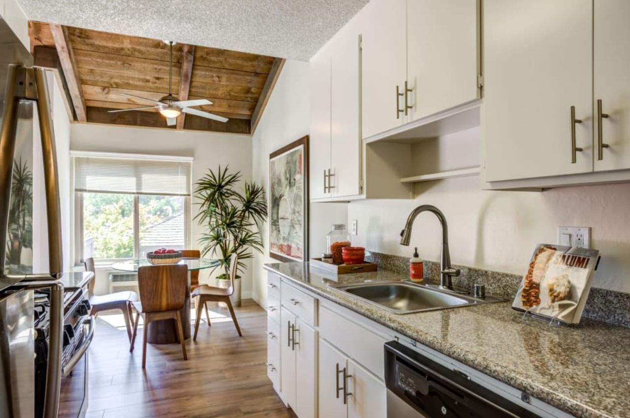 Glenbrook Apartments Image 9