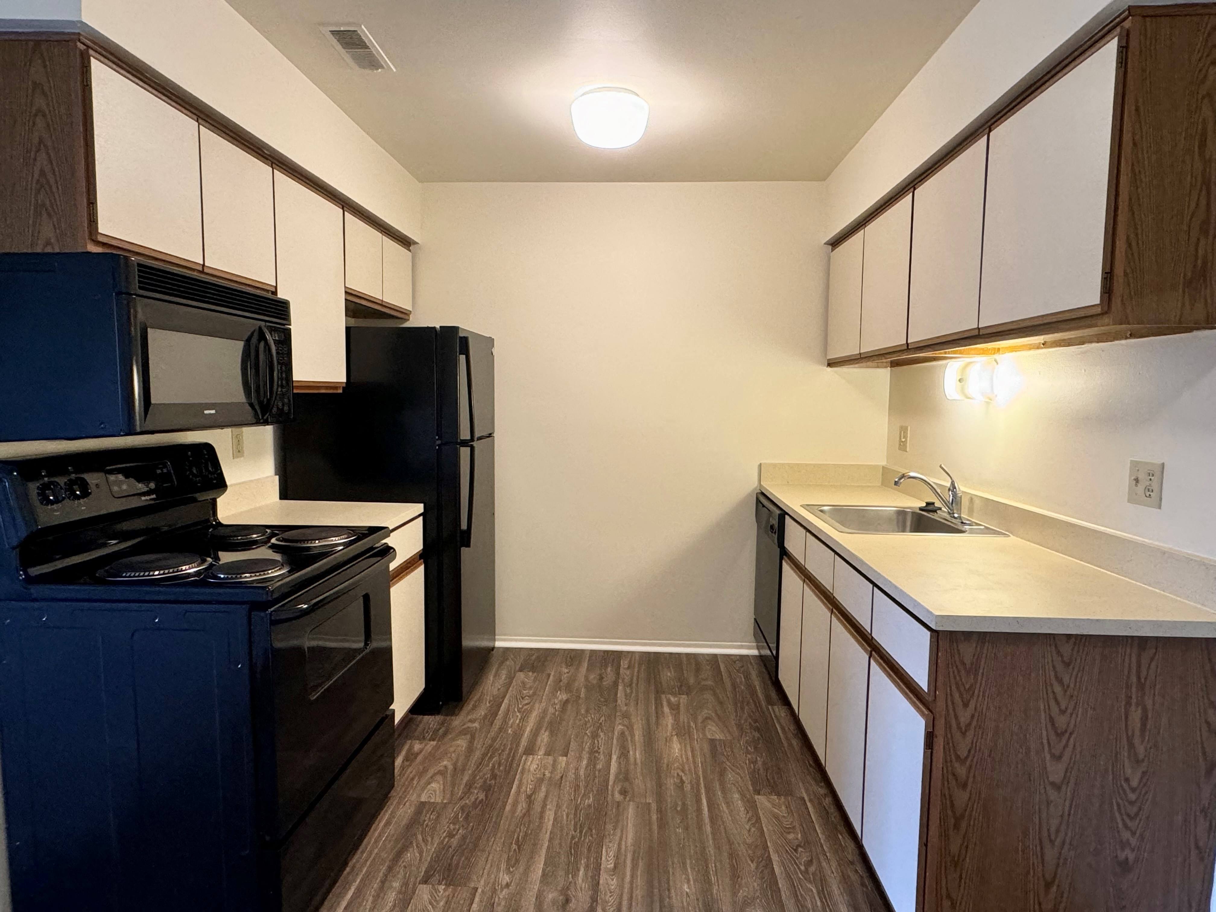 Lakeside Village Apartments Image 9