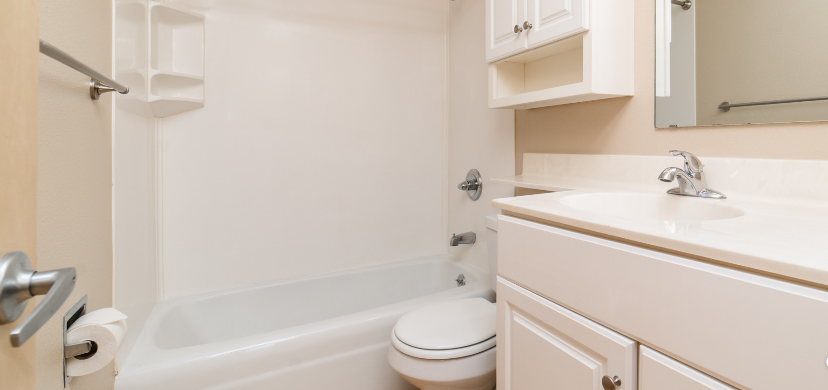 Colonial Village Apartments and Townhouses Image 5