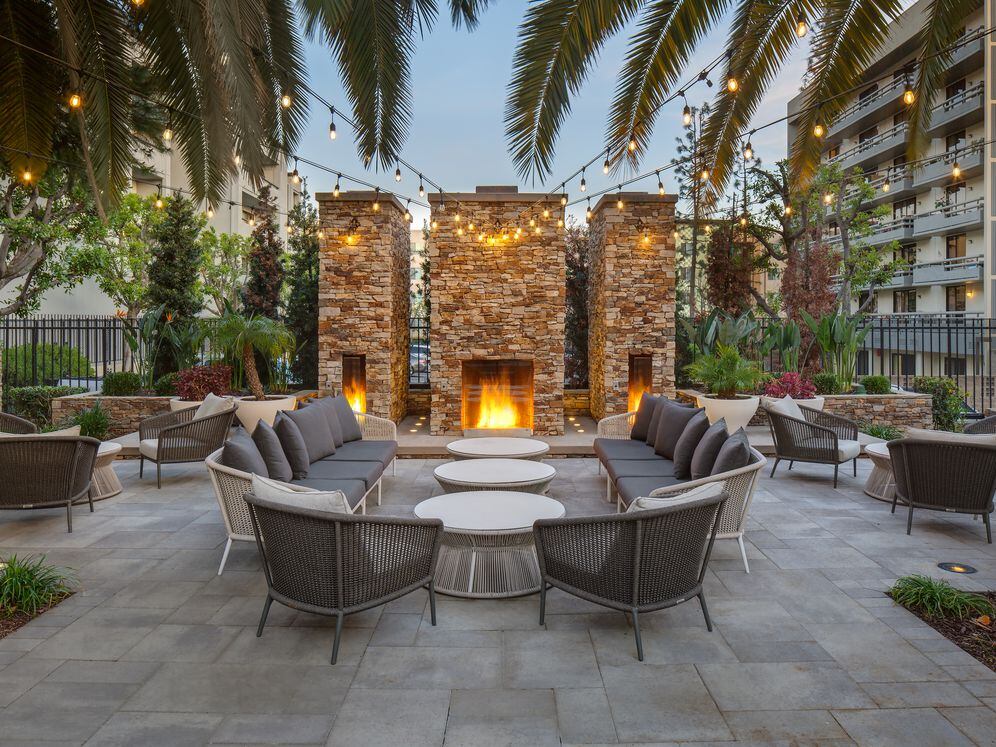 Outdoor lounge with fire pit