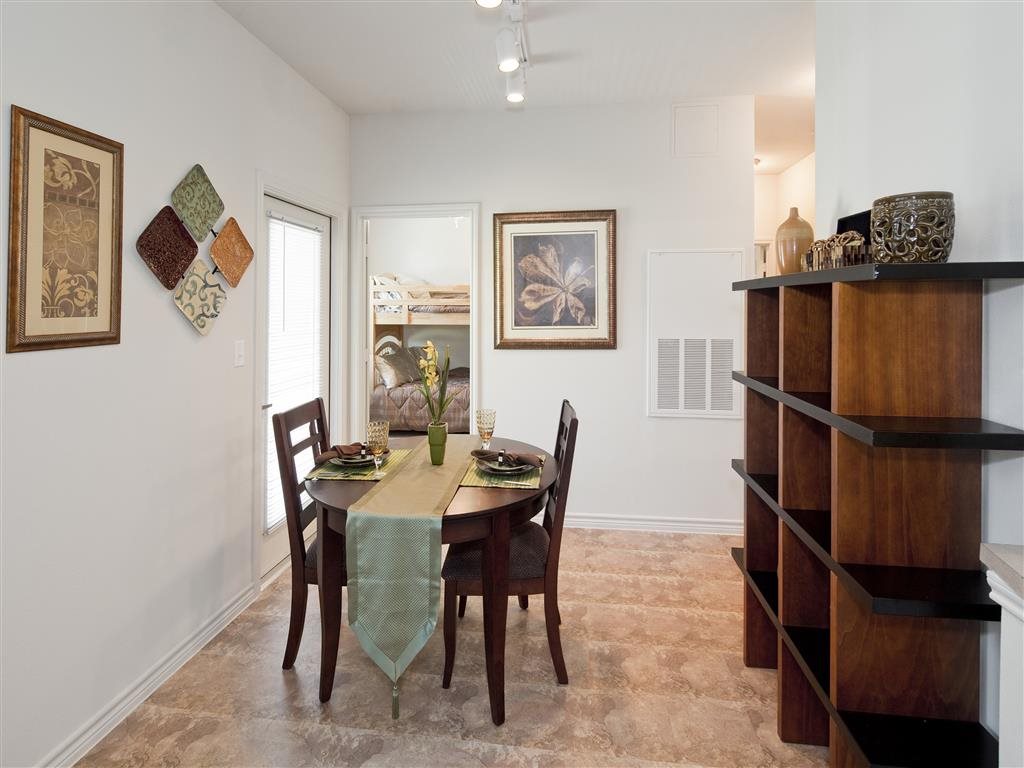 Encino Pointe Image 9