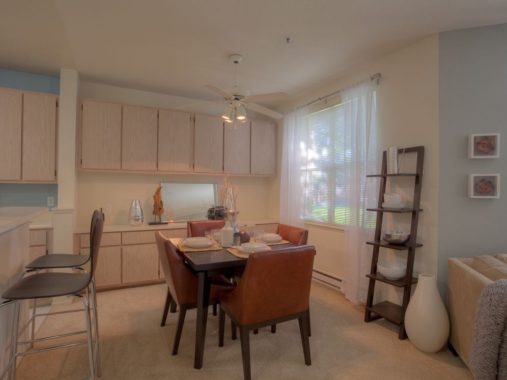 Classic Package I dining area with carpet