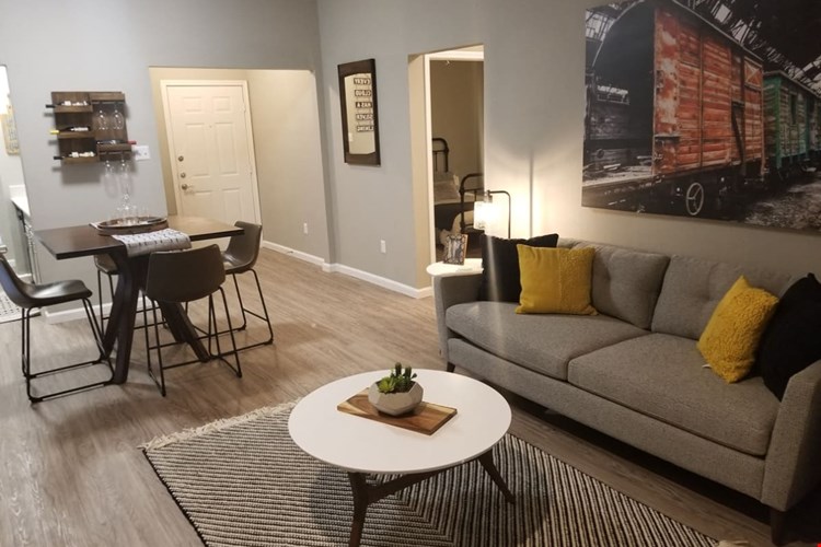 Oakwood Creek Condominiums Image 7